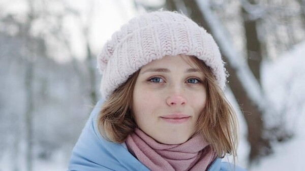 Смелые, девушки позируют в снегу