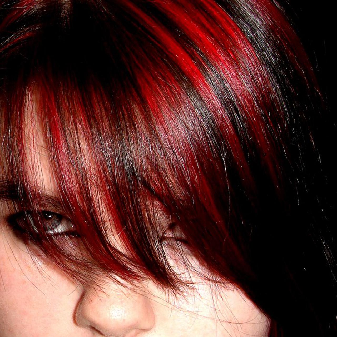 Фото волос черно красные. Мелирование на красные волосы. Колорирование красным. Красное мелирование на короткие волосы. Колорирование волос черный с красным.