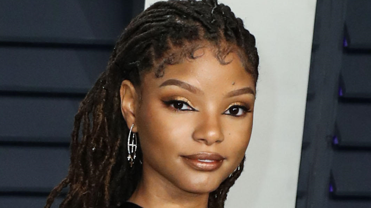 Halle bailey. Холли Бэйли. Холли Бейли Русалочка. Холли Бейли 2022. Бейли Бейли Бейли Бейли.