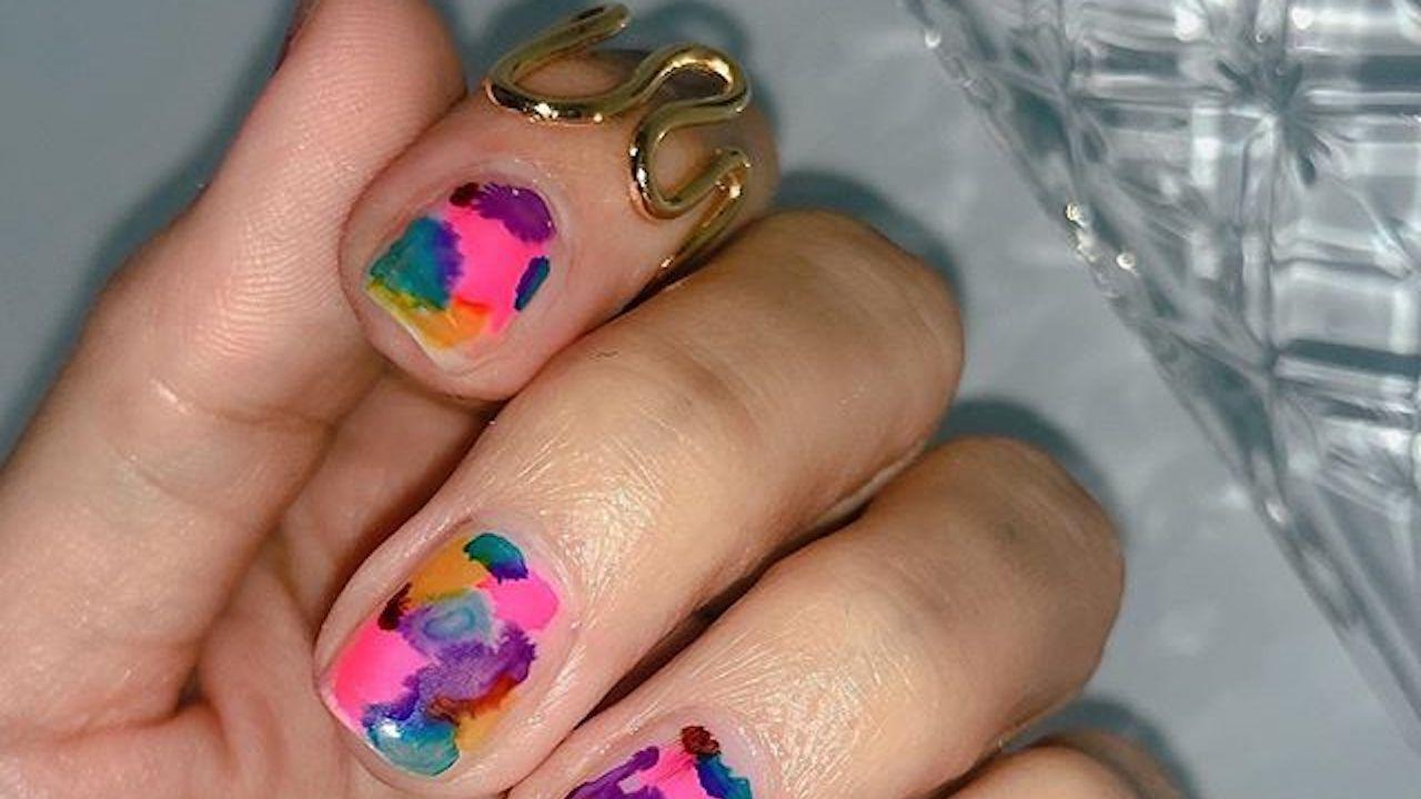 Разноцветные Кляксы на ногтях