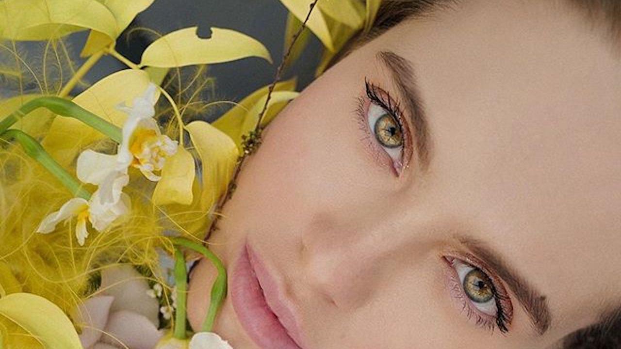 Девушка с желтыми глазами