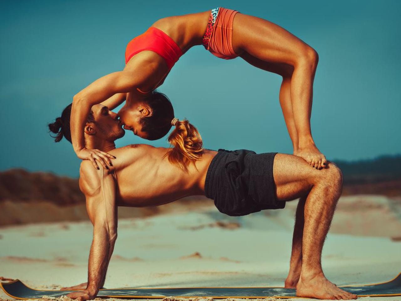 По парам: йога для двоих