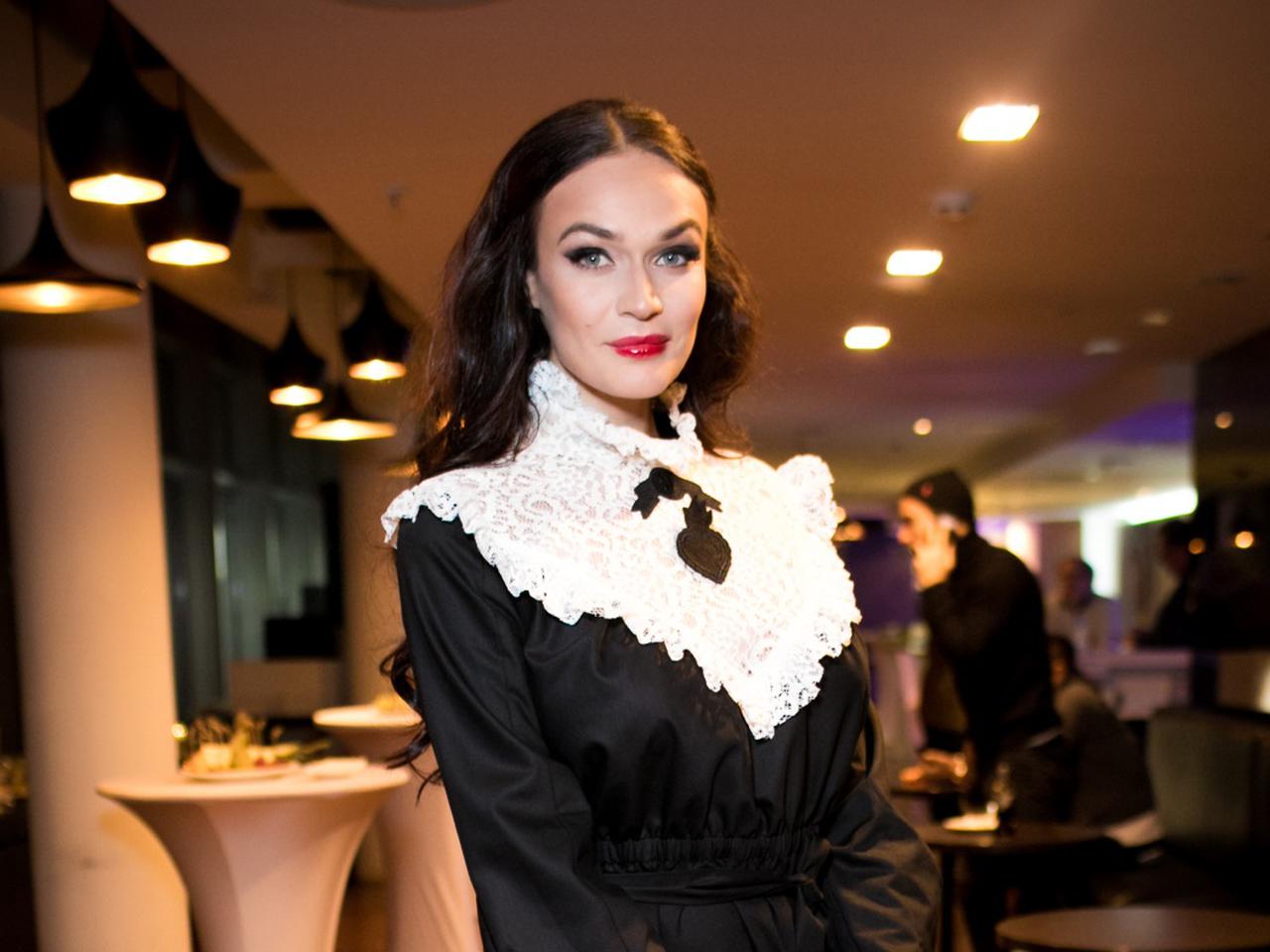 Водонаева пришла на премьеру «Zомбоящика» в «бабушкином» платье, а Согдиана  – в блестящем плаще на грани фола | WMJ.ru